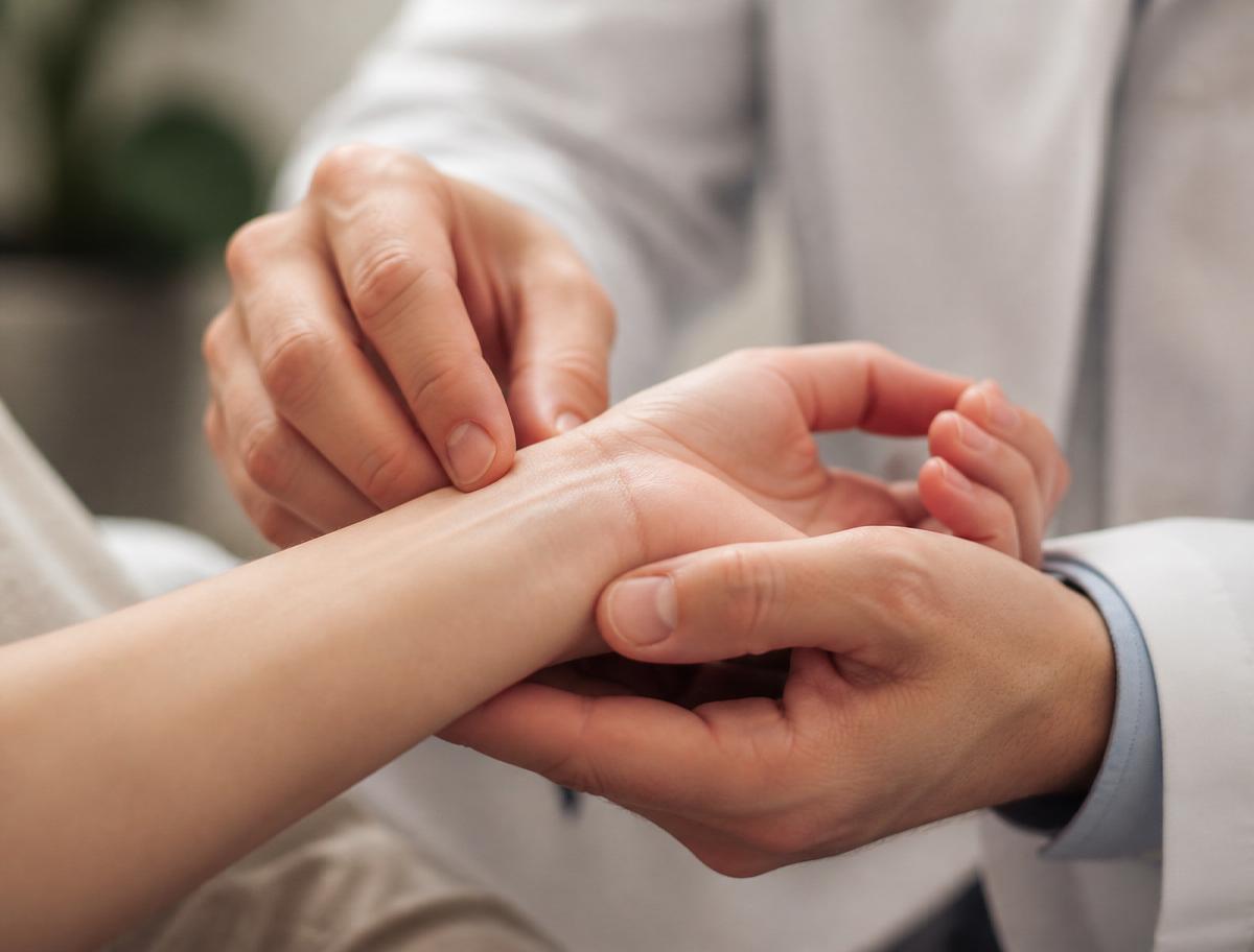 Rheumatological examination of a patient's wrist